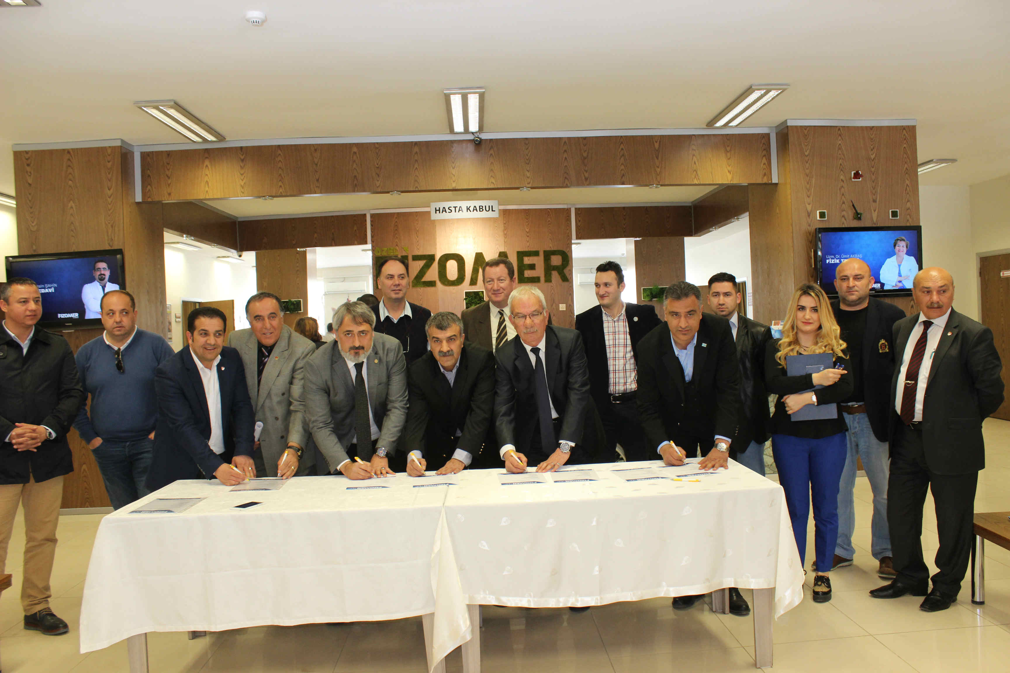BİRLİKTE İMZA ATTILAR.JPG